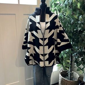 Houndstooth Black and White Zip up Poncho. Super versatile and so cute!